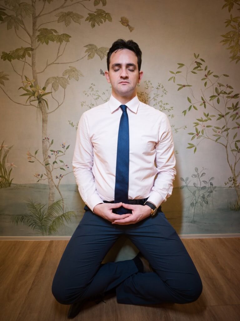 Dr. Said Médico Endocrinologia e Mindfulness Imagem Dr Meditando